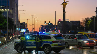 Автокрадец блъсна полицай и няколко автомобила и избяга