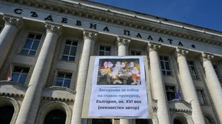 Фотогалерия: Адвокати излязоха на протест срещу Сарафов и "Осемте джуджета"