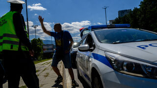 Пиян баща даде колата си на пияния си син, за да го прибере от сватба