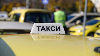 Таксиметрови шофьори протестират в Пловдив