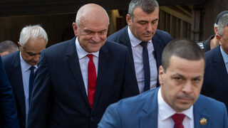 "Шегувате ли се?": служебното правителство няма да иска касиране на изборите