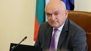 <span class="highlight">Главчев</span> към президента: С риск да загубим мощ, всички министри отговарят на Конституцията