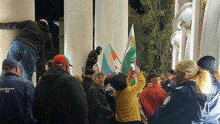 "Фалшивото патриотарство роди чудовища пред Народния театър"
