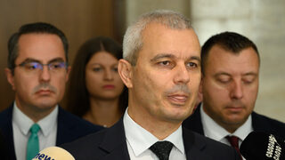 Костадинов видя в 300 души народа, който се изплюл "в лицето на жълтопаветните еничари"