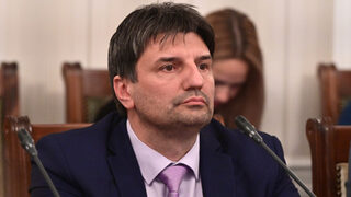 Полицията не е пуснала зрителите в Народния театър заради провокатори с билет (видео)
