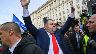 Депутатите на "ДПС - Ново начало" загърбиха пленарната зала, за да излязат при протестиращите