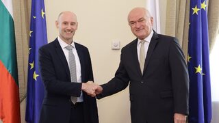 Засега САЩ няма да отменят визите за българи