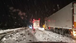 Пътуването между Перник и София по "Струма" отнема два часа заради снега