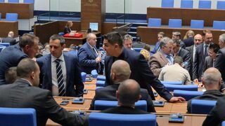 След поредния опит парламентът пак не избра председател