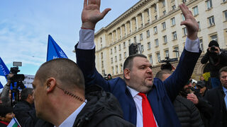 БОЕЦ внесе в парламента сигнал срещу Пеевски и <span class="highlight">за</span> ощетяване на банката <span class="highlight">за</span> <span class="highlight">развитие</span>