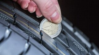 Полицията глобява от днес за неподходящи за зимата <span class="highlight">гуми</span>