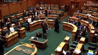 Хака в парламента на Нова Зеландия: Маорите танцуваха в знак на несъгласие с нов договор за правата им