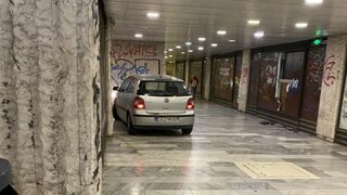 Автомобил паркира в столичен подлез, след като мина през <span class="highlight">велоалея</span>
