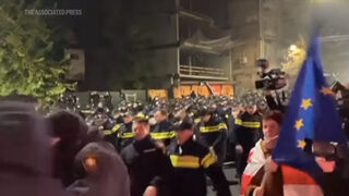 Полицията в Тбилиси разпръсна протестиращи, призоваващи за нови избори (видео)