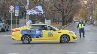 Снимка на деня: Таксиметрови шофьори излязоха на протест и блокираха центъра на София
