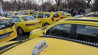 Снимка на деня: Таксиметрови шофьори излязоха на протест и блокираха центъра на София