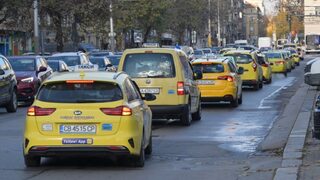 Снимка на деня: Таксиметрови шофьори излязоха на протест и блокираха центъра на София