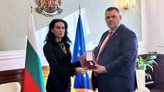 Едно наум: Украйна награди Пеевски с медал за особени заслуги