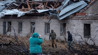 В руската ракетна атака Шолц видя признак колко опасна е войната, Туск – риск да стане глобална