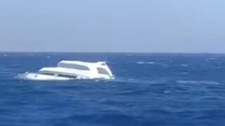 Туристи са изчезнали в Египет след преобръщане на кораб в Червено море