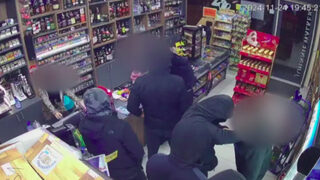 Тинейджъри съблякоха и биха свои връстници в магазин заради клубните им пристрастия