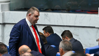 Месец след изборите парламентът остава блокиран