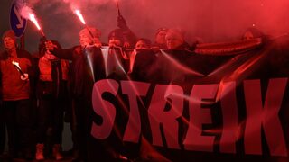 Всички заводи на "Фолксваген" временно спират заради началото на <span class="highlight">стачки</span>