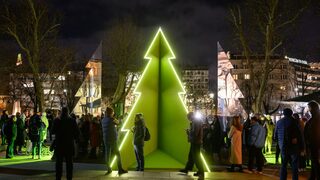 Петметрова огледална инсталация повдига темата за толерантността
