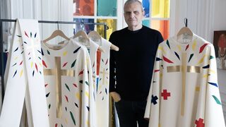 Дизайнерът Жан-Шарл дьо Кастелбажак, който създава облеклата за откриването на "Нотр Дам"