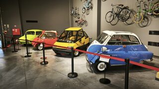 Фотогалерия: Една обиколка из най-новия ретро автомобилен музей в България