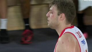 Дори и с насинено око, Везенков успя да помогне за победа на "Олимпиакос"
