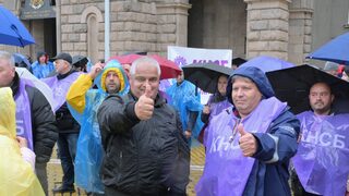 Работещи в структури на екоминистерството блокираха пътища в знак на протест