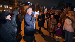 Снимка на деня: Граждани в софийски квартал затвориха кръстовище, искат природа, а не <span class="highlight">бетон</span>