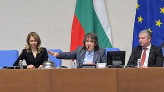 Определени са 12-те секретари на парламента, най-дългото заседание беше закрито