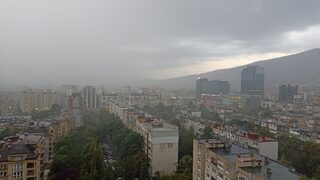 Предупреждения за опасни валежи от сняг и дъжд днес