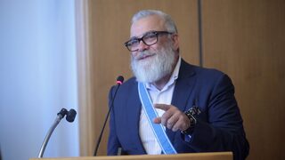 Служебният кабинет предлага пожизнени парични награди за 10 "изключителни творци"