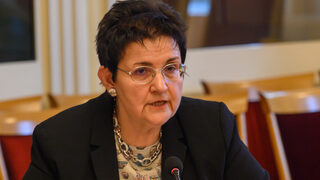 Бюджет 2025: Вдига се акцизът на алкохола, бирата и цигарите, а вноските за пенсия - през 2026 г.