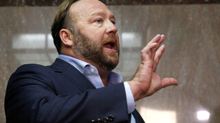 Съд в САЩ спря покупката на конспирационния сайт Infowars от сатирична медия