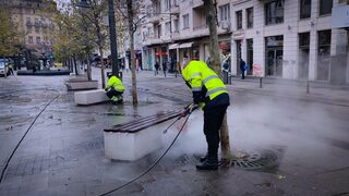 Започна основното почистване и освежаване на <span class="highlight">площад</span> "<span class="highlight">Славейков</span>" в София
