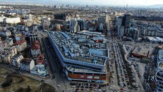 В софийски мол преди Коледа: трудно е да влезеш, още по-трудно - да излезеш