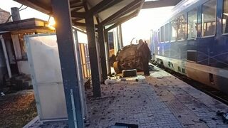Бързият влак София – Бургас удари автомобил, минал покрай спуснати бариери (видео)
