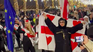С боен танц и европейски знамена: грузинските протести не спират (видео)