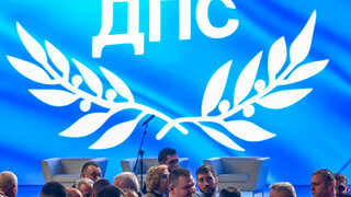 Поп <span class="highlight">фолк</span> изпълнители поздравяват делегатите на ДПС с "Моя страна, моя България"