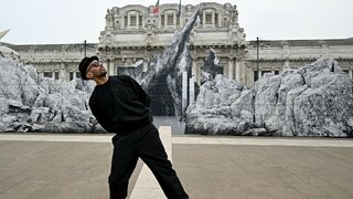 Френският артист Жи Ер, който ще покрие Пон Ньоф 40 години след Кристо и Жан-Клод