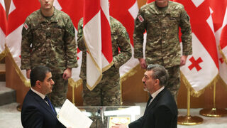 Новият президент на Грузия се закле, старият заяви, че остава