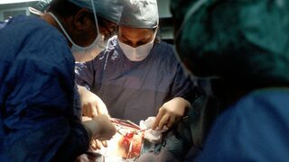 Изгонен лекар практикува в България, твърди британско издание