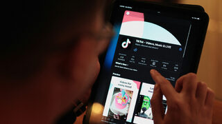 Фотогалерия: Бизнесът в Албания страда от забраната на TikTok