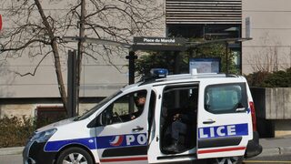 Един убит и двама ранени при полицейска операция в Ротердам