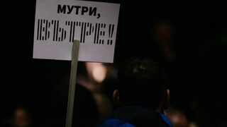 2025: Гущерът не иска сам да си откъсне опашката