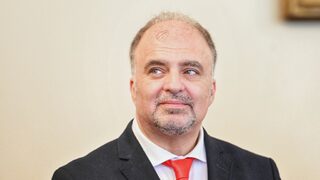 Министърът <span class="highlight">на</span> <span class="highlight">културата</span> видя атака срещу себе си, зад която стои един от заместниците му